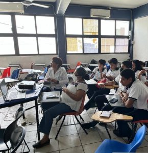 Se llevó a cabo la inauguración de la clinicas de capacitación “Idea y Modelo de Negocio” del Concurso emprende Edu 2023, evento sin precedentes en la República mexicana, donde los mejores proyectos participarán por llegar a la final. La gobernadora, la Mtra. Evelyn Salgado Pineda, a través del #INGEgro y #SEMSyS impulsa y motiva a los jóvenes de nivel media superior con acciones que fomenten la cultura emprendedora.