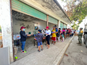 Entrega alimentos y agua gratuita para Acapulco