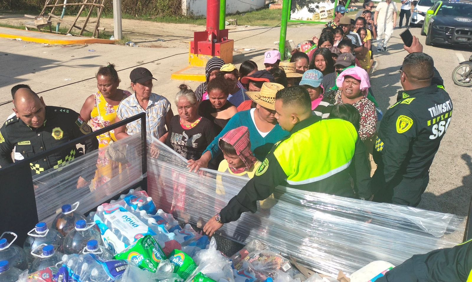 SSC de la CDMX entrega paquetes alimentarios