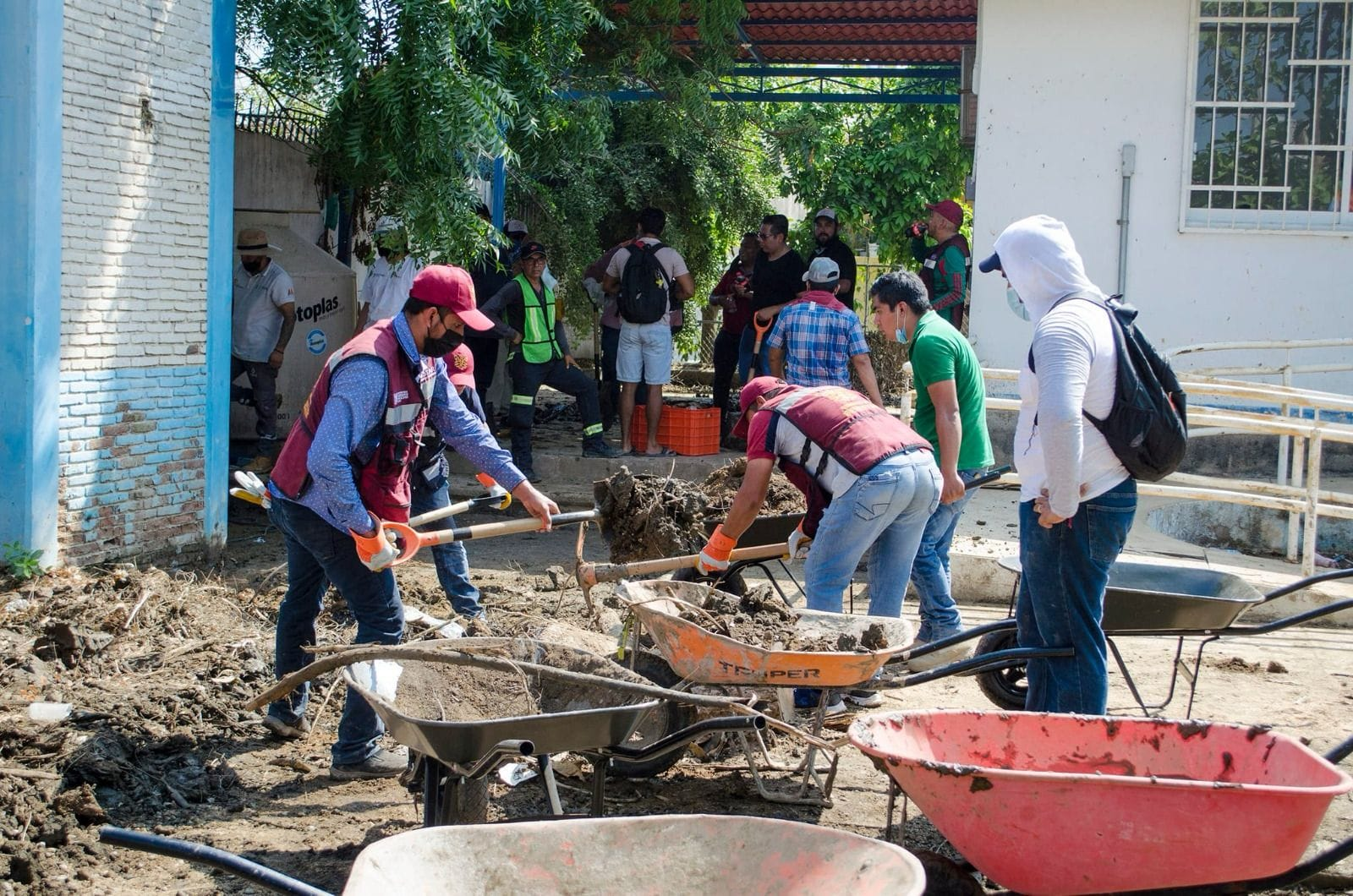 Limpieza de calles y levantamiento de escombros